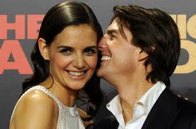 Кэти Холмс болзоонд явжээ